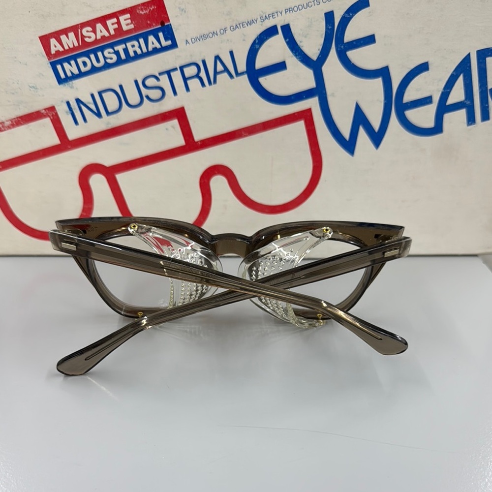 Gray and Black Cat-Eye Glasses with Vintage Design - Picture 5 of 7